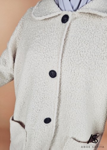 Fluffy jas latifa in creme 2