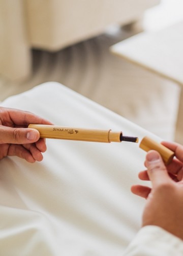 Siwak noir met bamboe houder